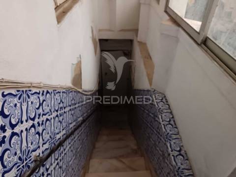 Moradia no centro histórico de elvas com 4 apartamentos independentes e pátio comum