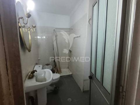 Moradia no centro histórico de elvas com 4 apartamentos independentes e pátio comum