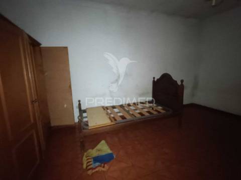 Moradia no centro histórico de elvas com 4 apartamentos independentes e pátio comum