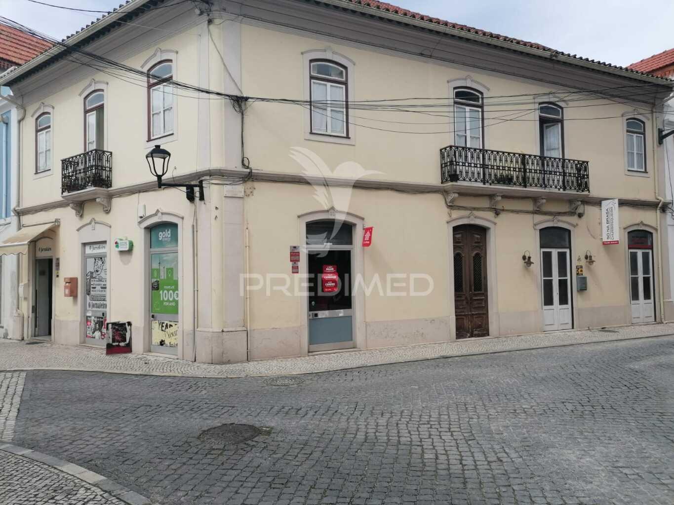 Prédio no centro  da marinha grande