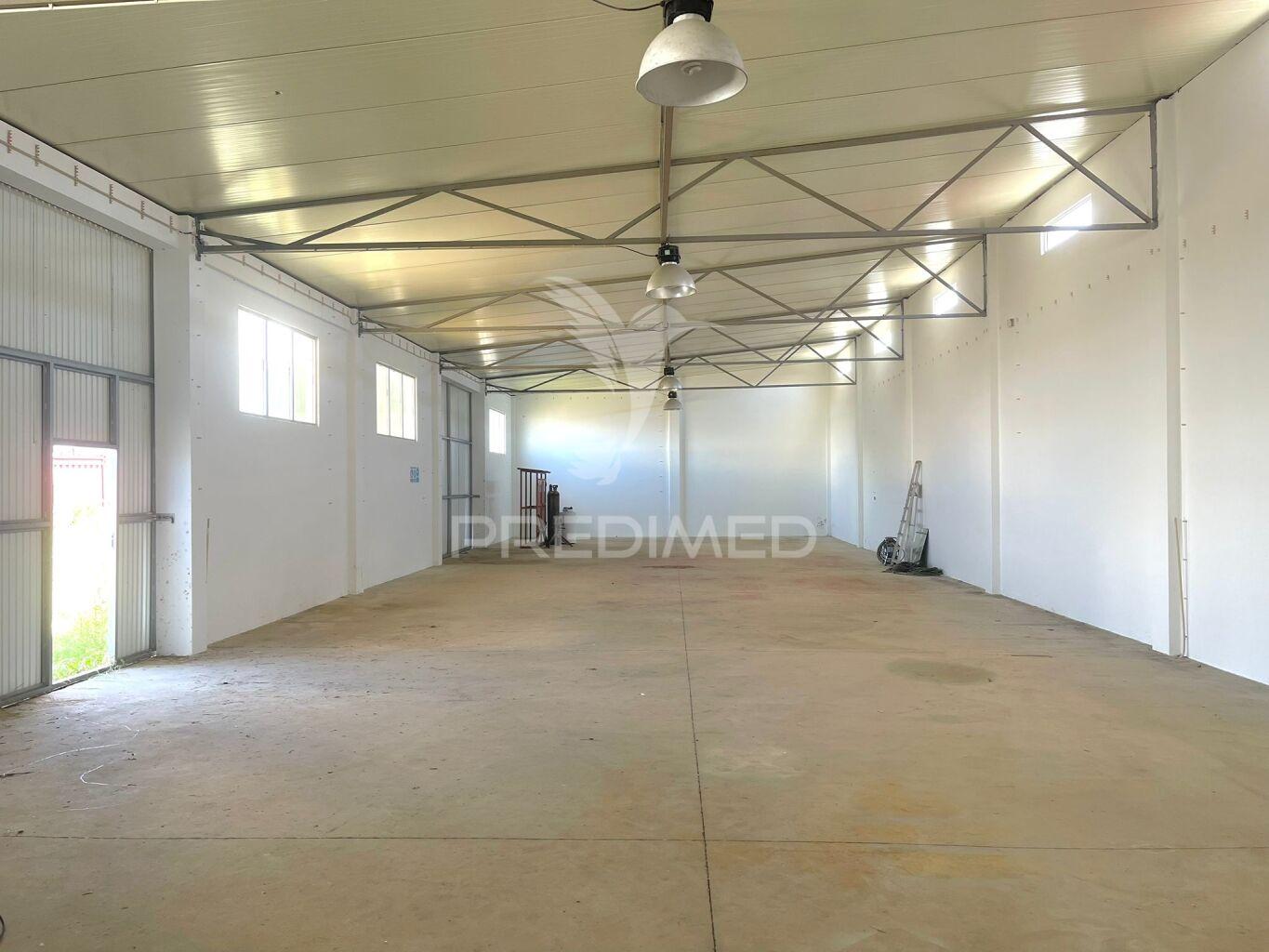 Armazém com 303 m2 e terreno com 2042 m2