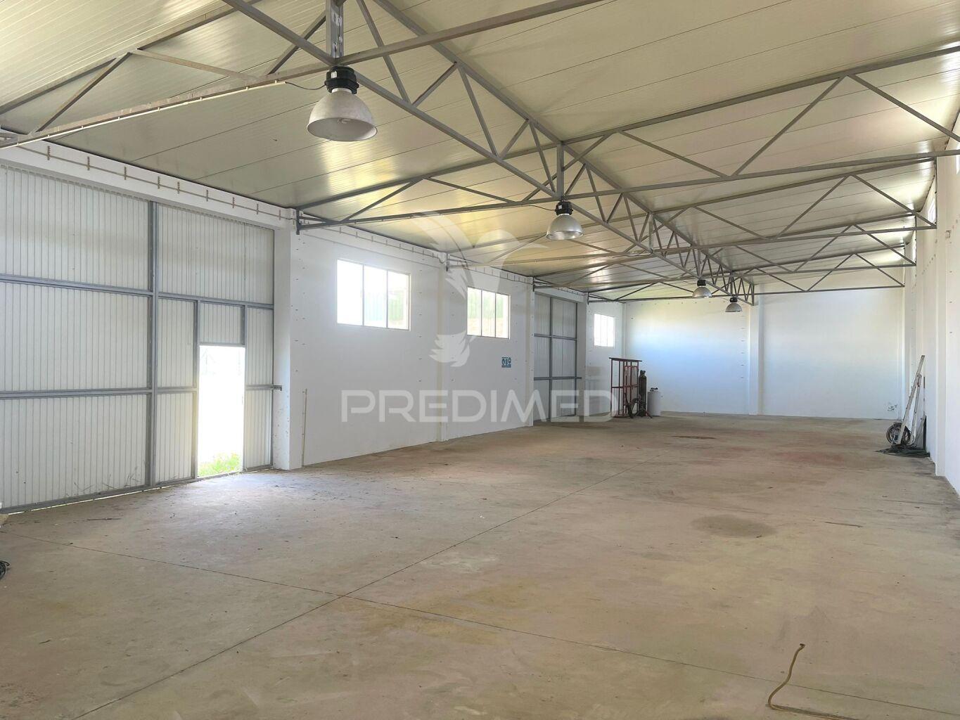 Armazém com 303 m2 e terreno com 2042 m2