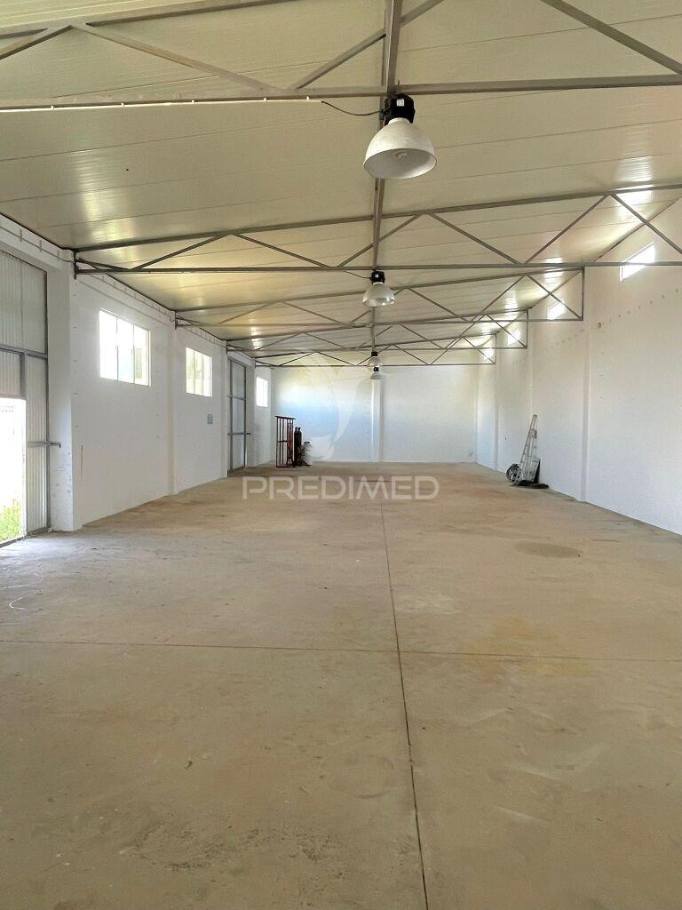 Armazém com 303 m2 e terreno com 2042 m2