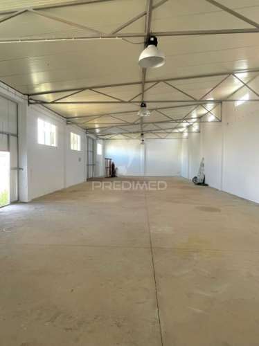 Armazém com 303 m2 e terreno com 2042 m2
