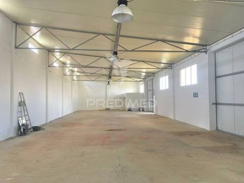 Armazém com 303 m2 e terreno com 2042 m2