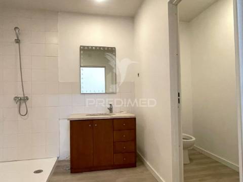 Armazém com 303 m2 e terreno com 2042 m2