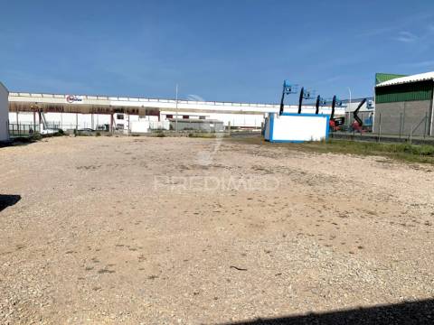 Armazém com 303 m2 e terreno com 2042 m2