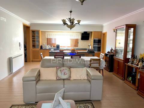 Moradia t4 e terreno com 4087 m2