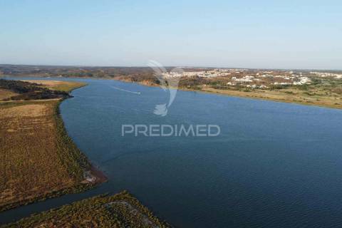 Quinta junto ao guadiana, 357ha, com ruínas com 1623m2