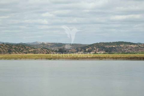 Quinta junto ao guadiana, 357ha, com ruínas com 1623m2