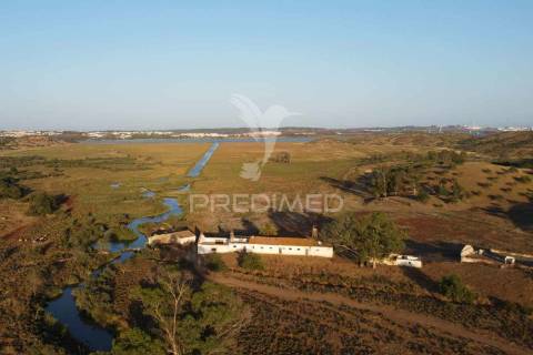 Terreno misto junto ao guadiana, 357ha, e ruínas com 1623m2