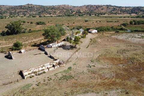 Terreno misto junto ao guadiana, 357ha, e ruínas com 1623m2