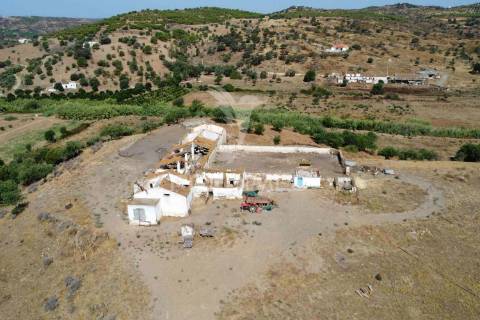 Terreno misto junto ao guadiana, 357ha, e ruínas com 1623m2