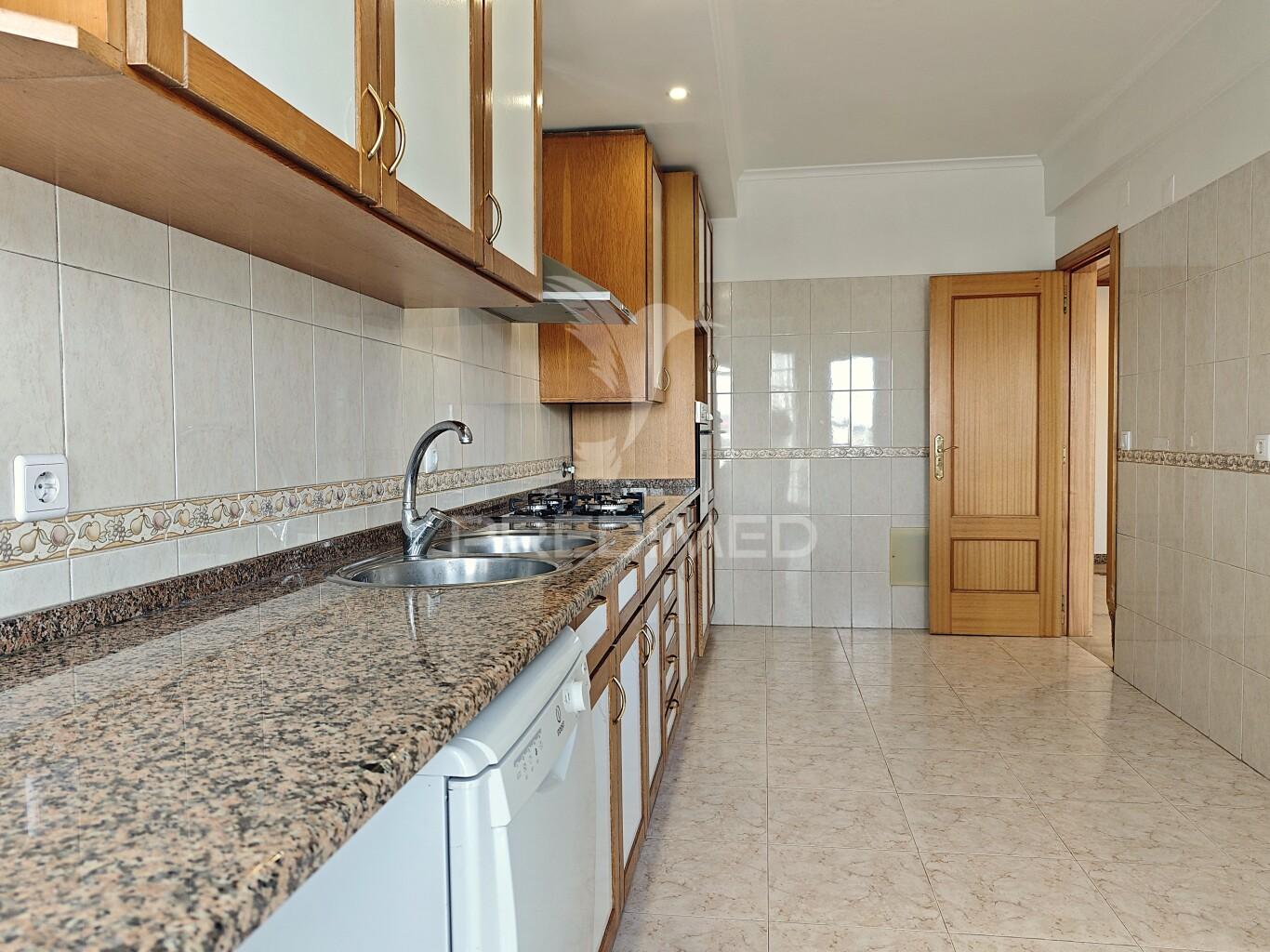 Apartamento t1 com terraço e box em palmela