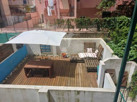 Magnifico t2 com logradouro privado no centro de lisboa