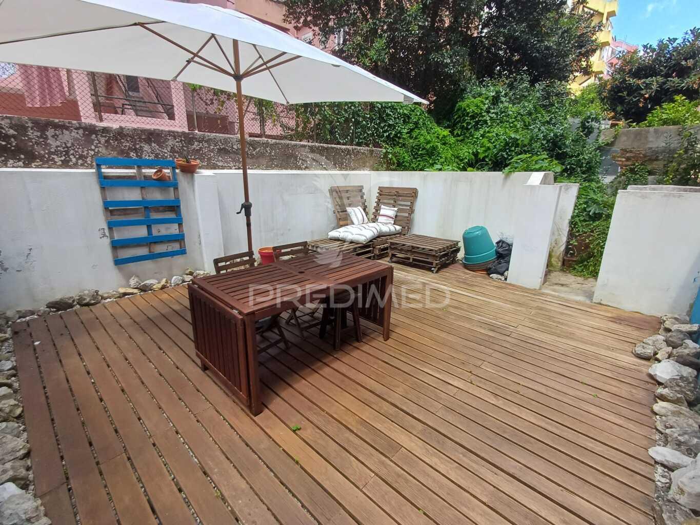 Magnifico t2 com logradouro privado no centro de lisboa