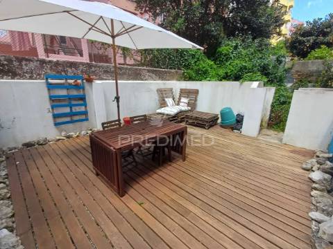 Magnifico t2 com logradouro privado no centro de lisboa