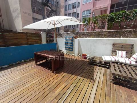 Magnifico t2 com logradouro privado no centro de lisboa