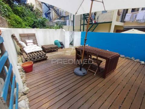 Magnifico t2 com logradouro privado no centro de lisboa