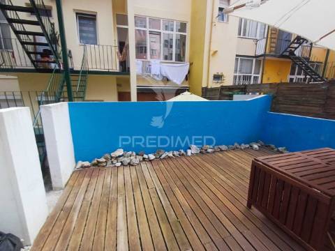 Magnifico t2 com logradouro privado no centro de lisboa
