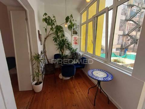 Magnifico t2 com logradouro privado no centro de lisboa