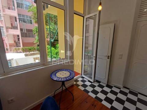 Magnifico t2 com logradouro privado no centro de lisboa