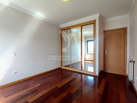 Arrenda-se apartamento t2, condomínio fechado, santo ovídio