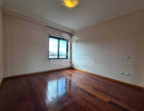 Arrenda-se apartamento t2, condomínio fechado, santo ovídio