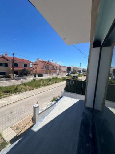 Fantástica moradia no bairro alto das eiras - em construção