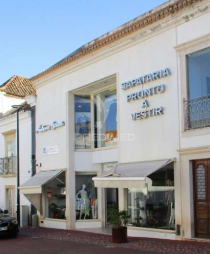 Prédio comercial de 3 pisos