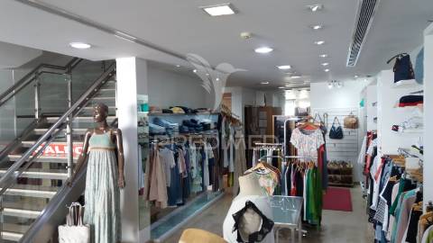 Prédio comercial de 3 pisos