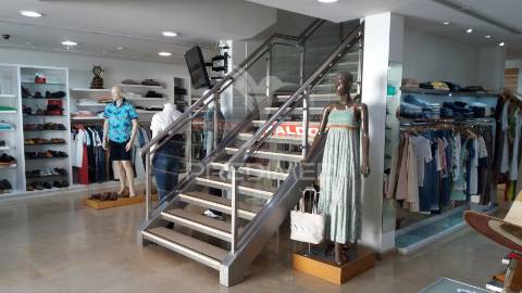 Prédio comercial de 3 pisos