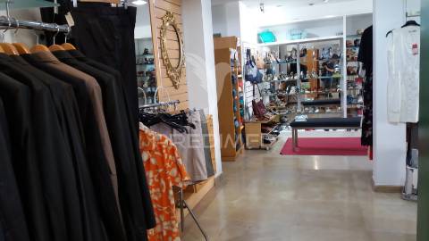 Prédio comercial de 3 pisos