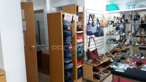 Prédio comercial de 3 pisos