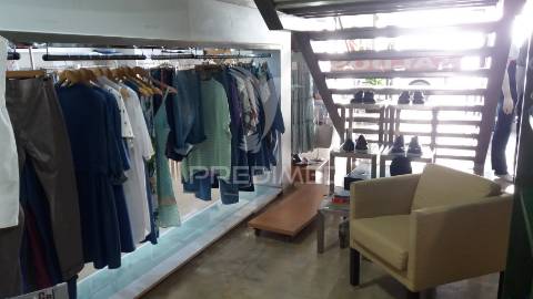 Prédio comercial de 3 pisos