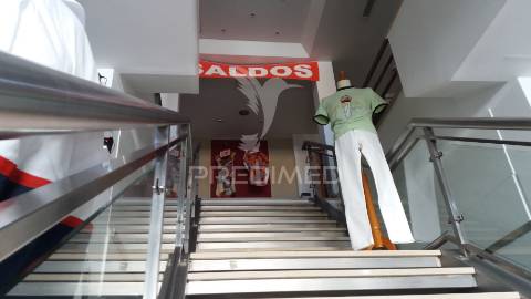 Prédio comercial de 3 pisos