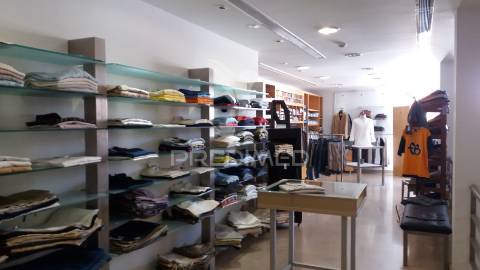 Prédio comercial de 3 pisos