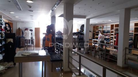 Prédio comercial de 3 pisos