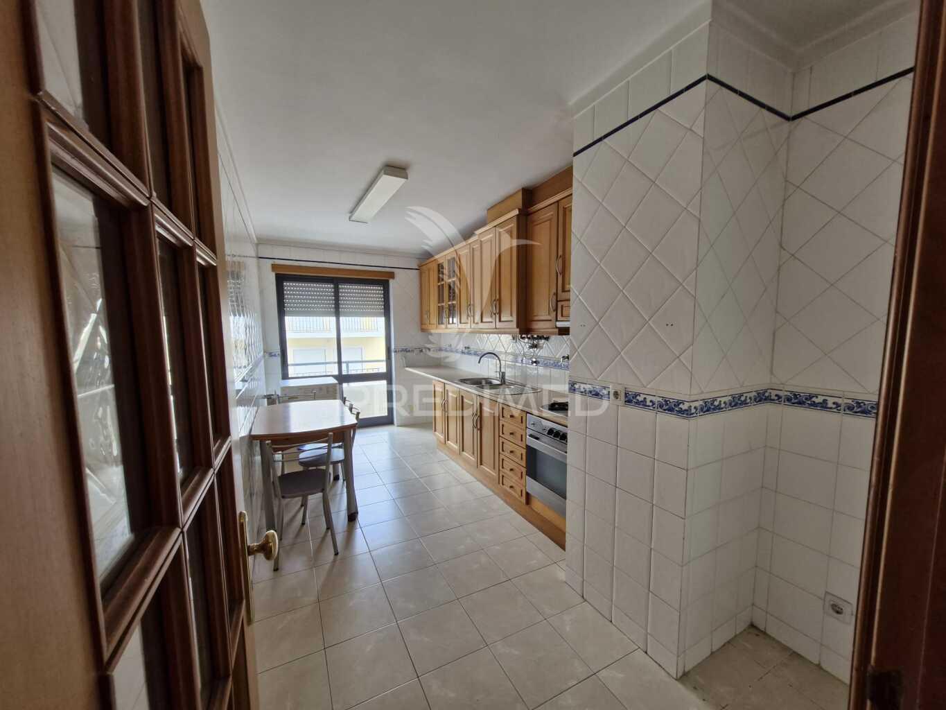 Apartamento t2 para arrendamento no centro da cidade de caldas da rainha