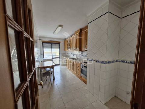 Apartamento t2 para arrendamento no centro da cidade de caldas da rainha