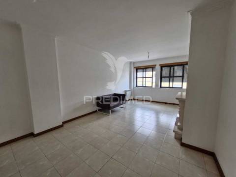 Apartamento t2 para arrendamento no centro da cidade de caldas da rainha