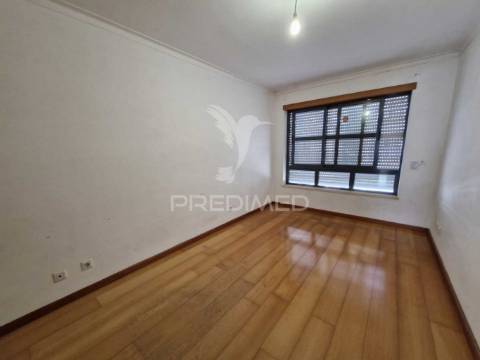 Apartamento t2 para arrendamento no centro da cidade de caldas da rainha