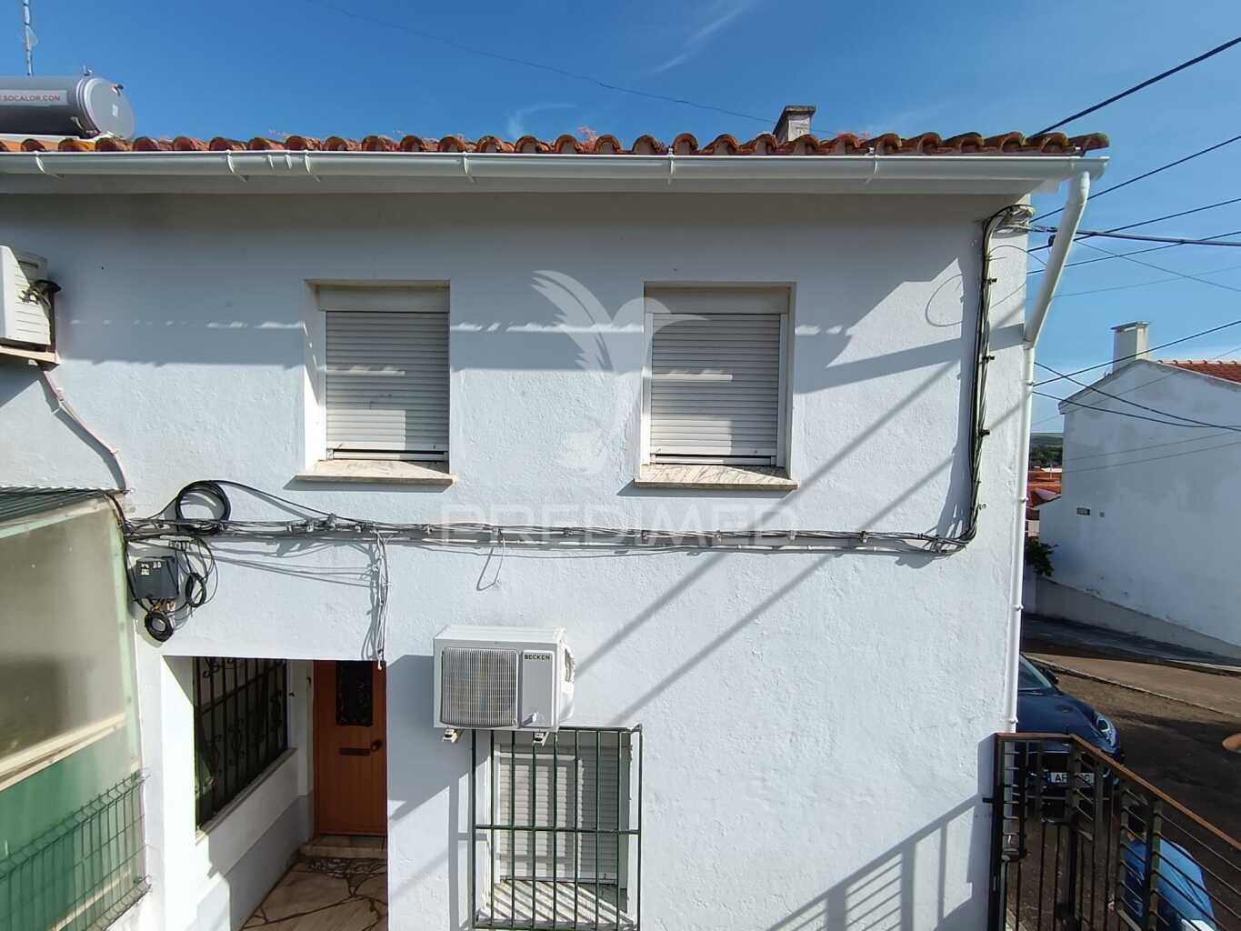 Moradia t4 com quintal e varanda