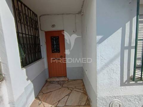 Moradia t4 com quintal e varanda