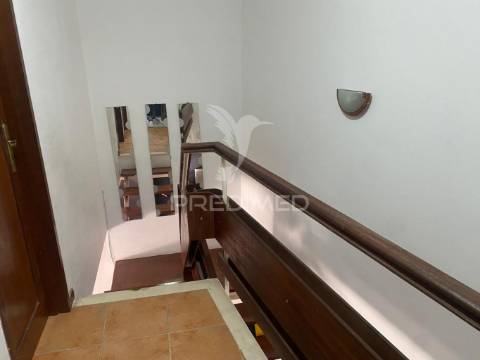 Arrenda-te t2 duplex mobilado com garagem