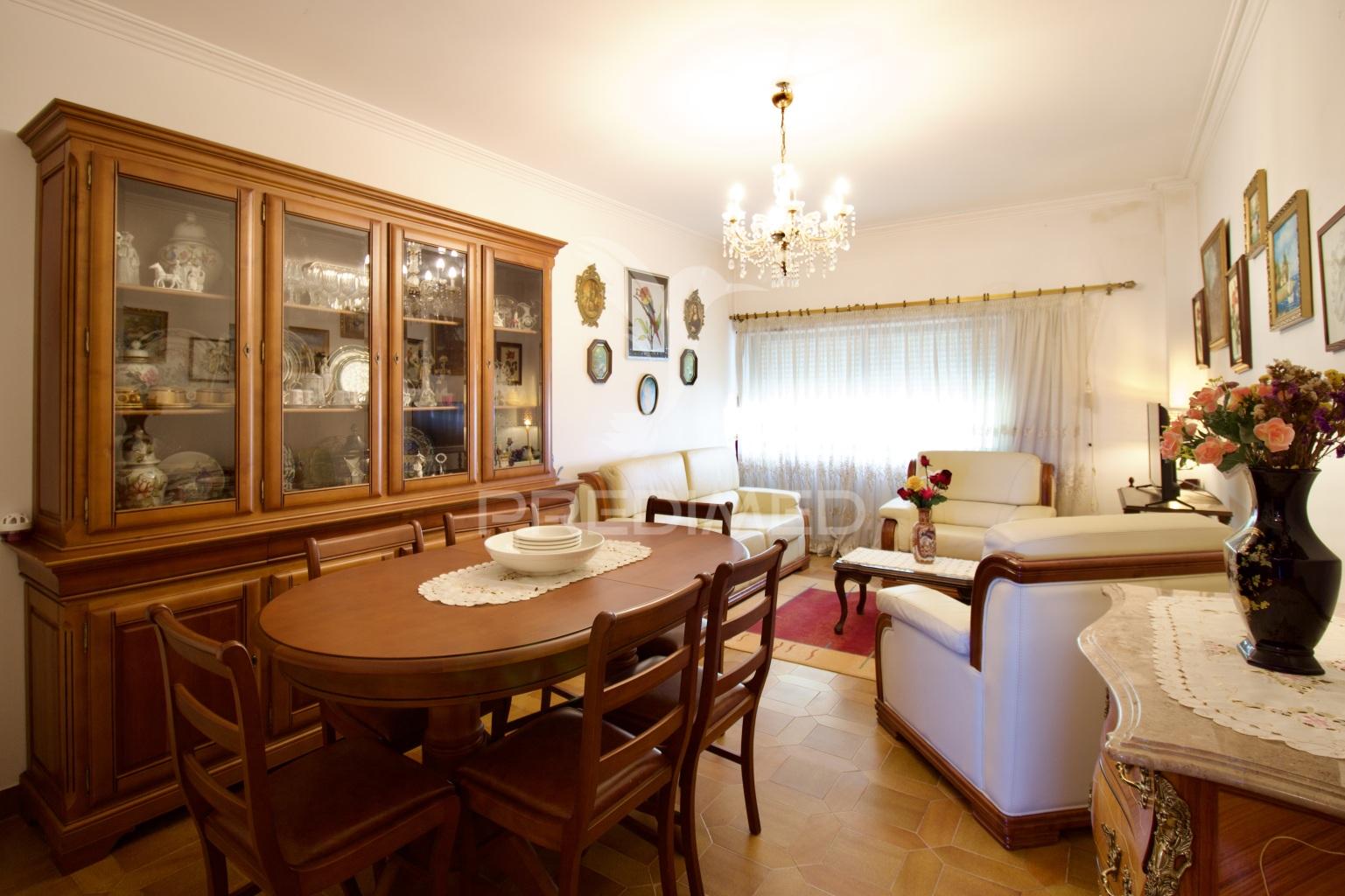 Apartamento t2 almada – rua ramiro ferrão, almada