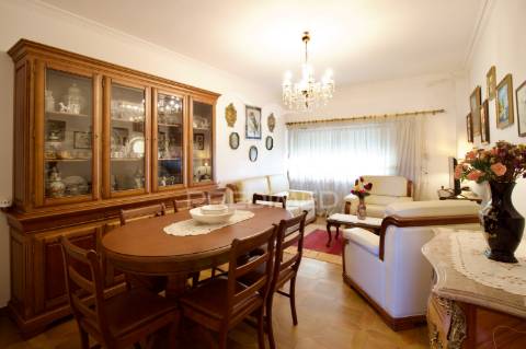 Apartamento t2 almada – rua ramiro ferrão, almada