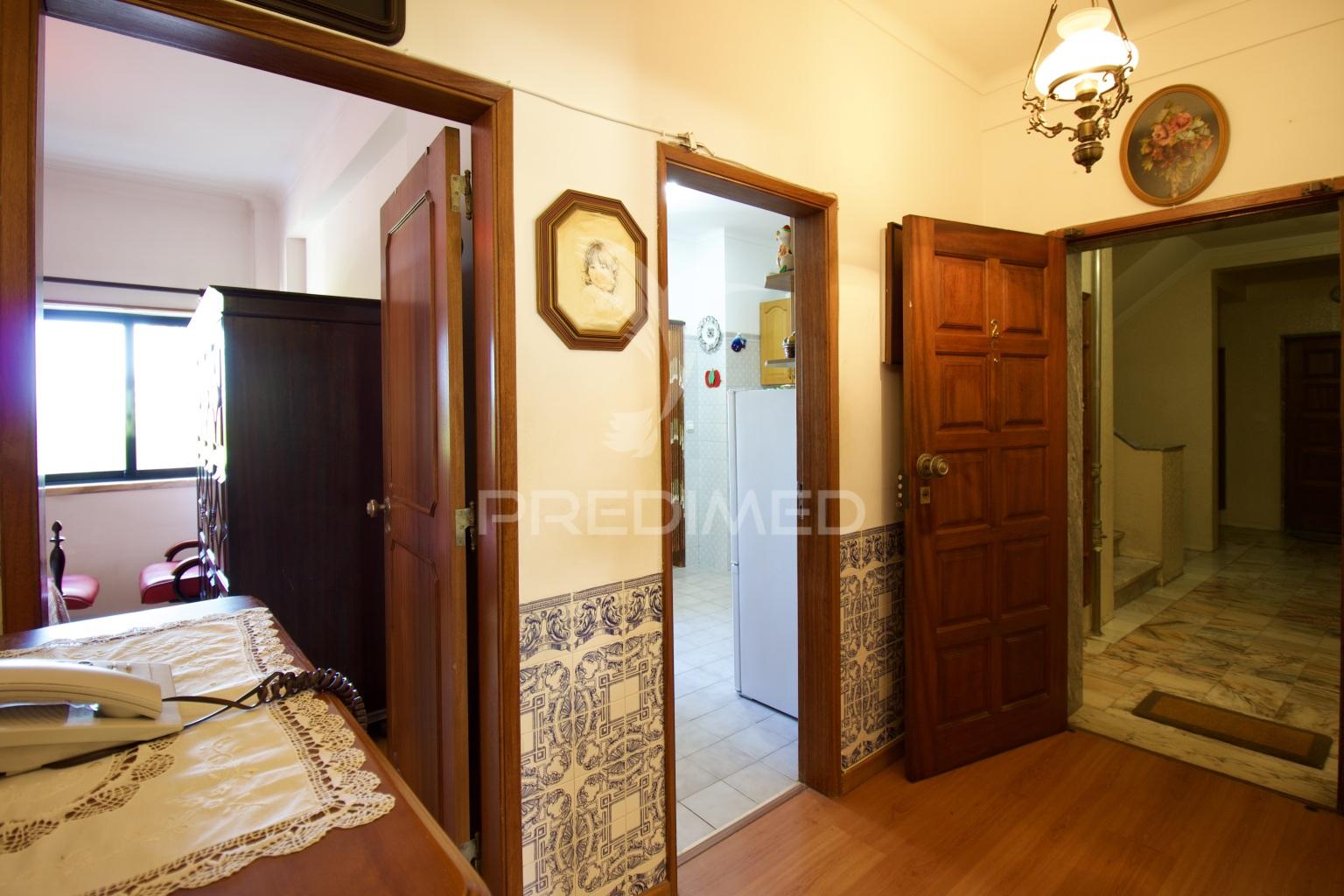 Apartamento t2 almada – rua ramiro ferrão, almada