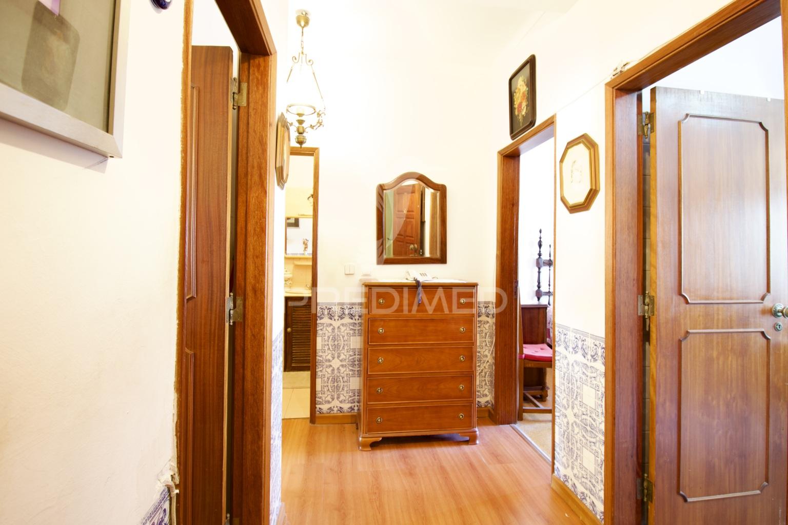Apartamento t2 almada – rua ramiro ferrão, almada