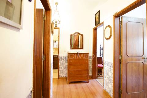 Apartamento t2 almada – rua ramiro ferrão, almada